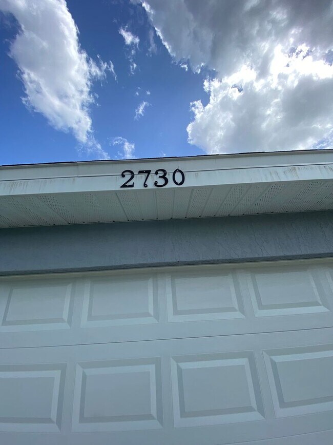 Building Photo - Desirable SW Ocala Neighborhood 3/2/2 - No Carpet- **WON'T LAST**