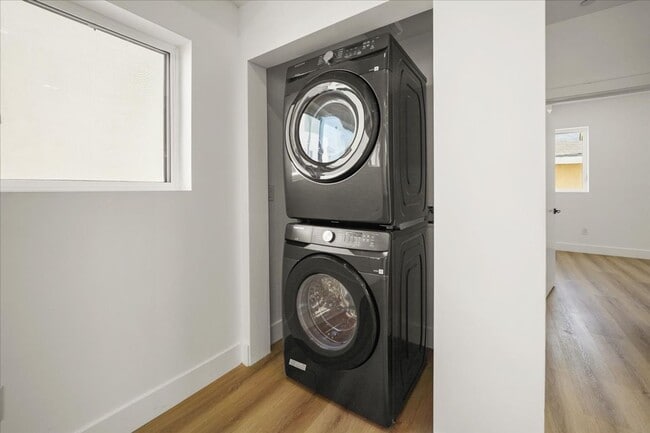 Building Photo - 910 N Hudson Ave