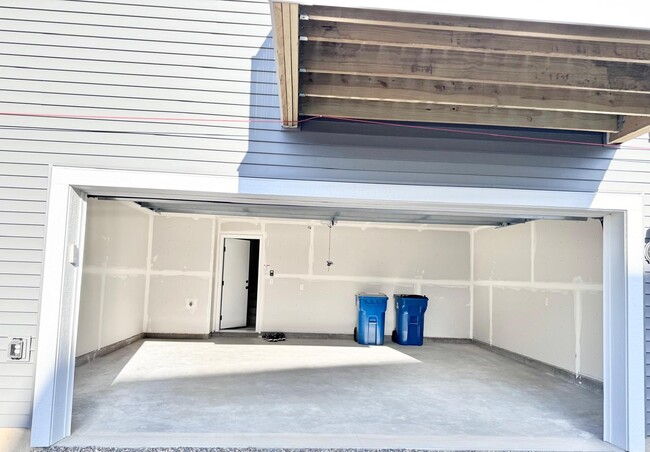 Building Photo - 13648 Pine Dr