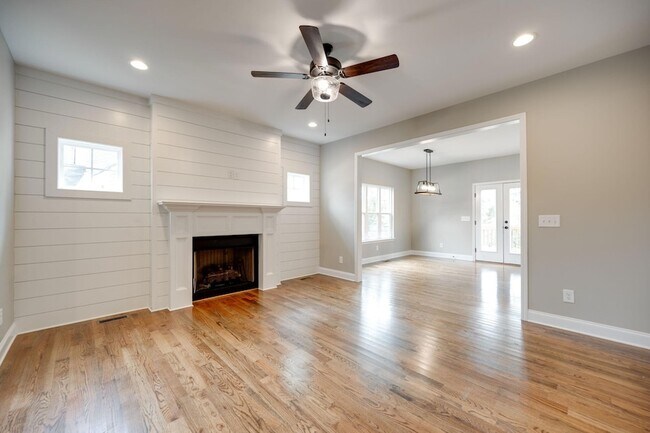 Building Photo - 1725 Oakvale Dr