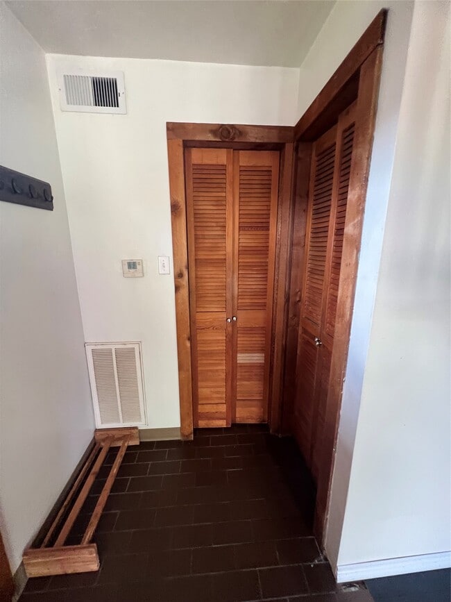 Building Photo - 8141 Glenbrook Dr