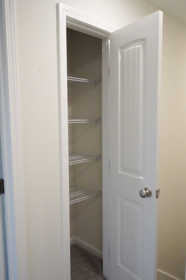 Building Photo - AVAILABLE NOW!