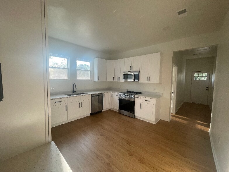 Building Photo - 415 6th Ave