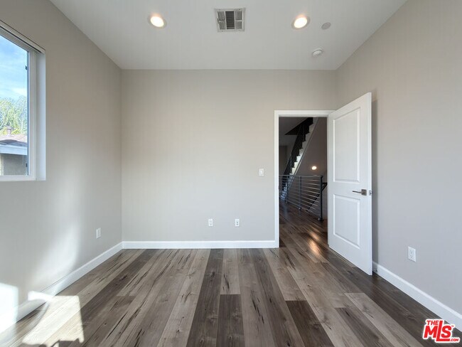 Building Photo - 5651 Willowcrest Ave