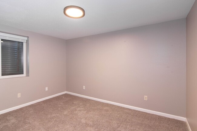 Building Photo - 2 Bed 1ba Liberty Lake Duplex Lower-level ...