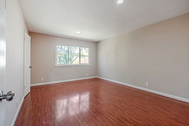 Building Photo - BEAUTIFUL REMODELED TWO STORY TOWNHOME IN ...