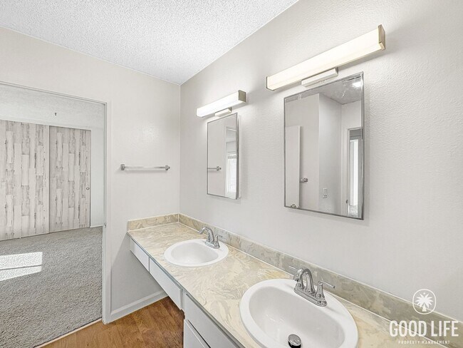 Building Photo - Brand-New Kitchen, Prime Location, Move-In Ready UTC Home