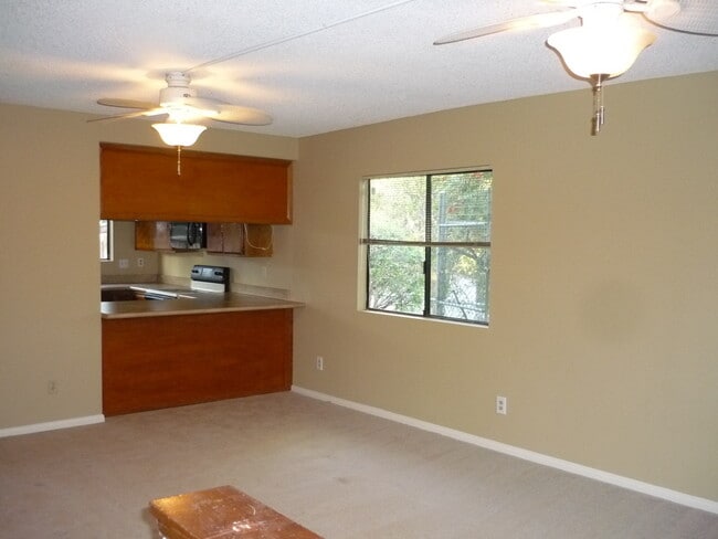 Building Photo - Secluded Corner Unit Condo!