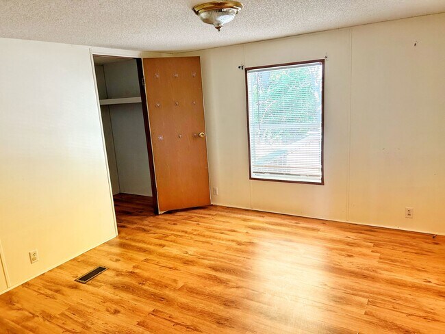 Building Photo - 3 bed/2 bath Country Home