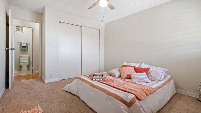 Building Photo - Renovated 2br/1ba/2pkg 3rd Fl Townhome