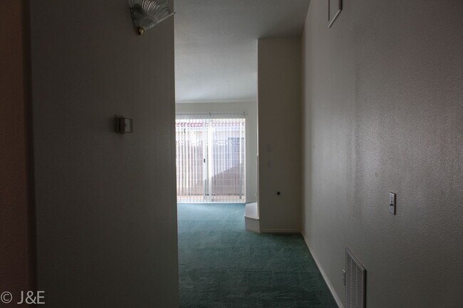 Building Photo - Cozy 2 Bed 2 Bath