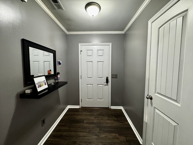 Building Photo - 211 Hidden Oaks Dr