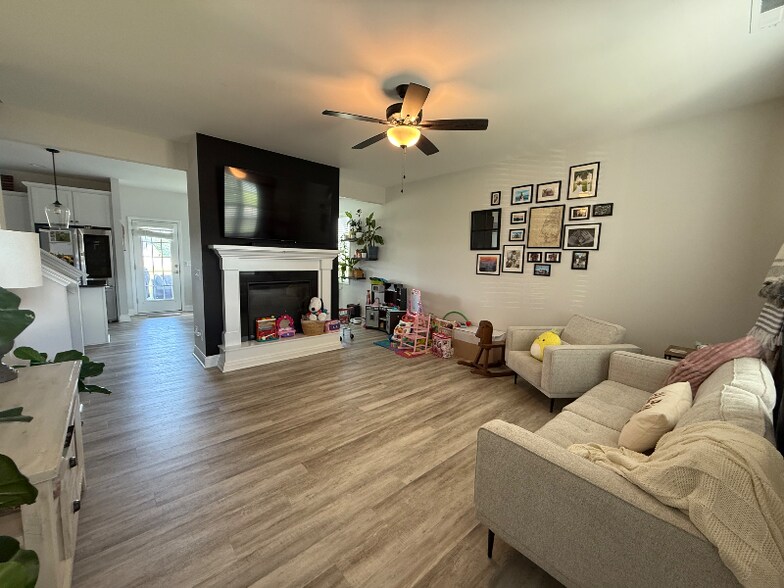 Building Photo - 156 Briar Den Ct
