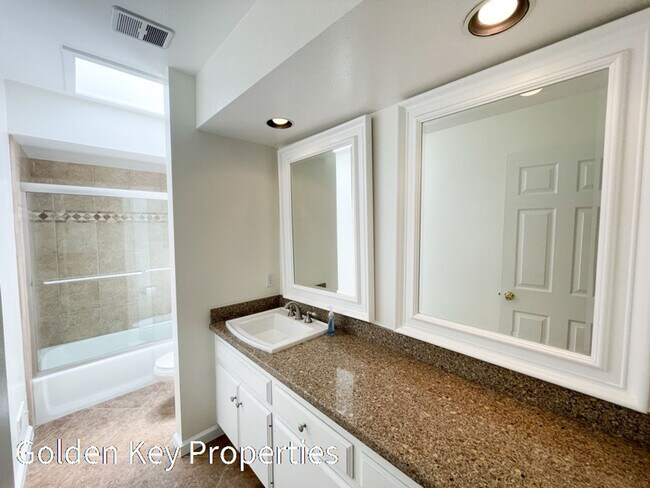 Building Photo - Beautiful ocean-view home located in the h...