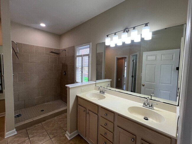 Building Photo - 123 Forest Green Dr