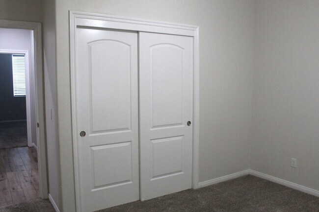 Building Photo - Northwest Bakersfield Home in the Village Green Community For Rent