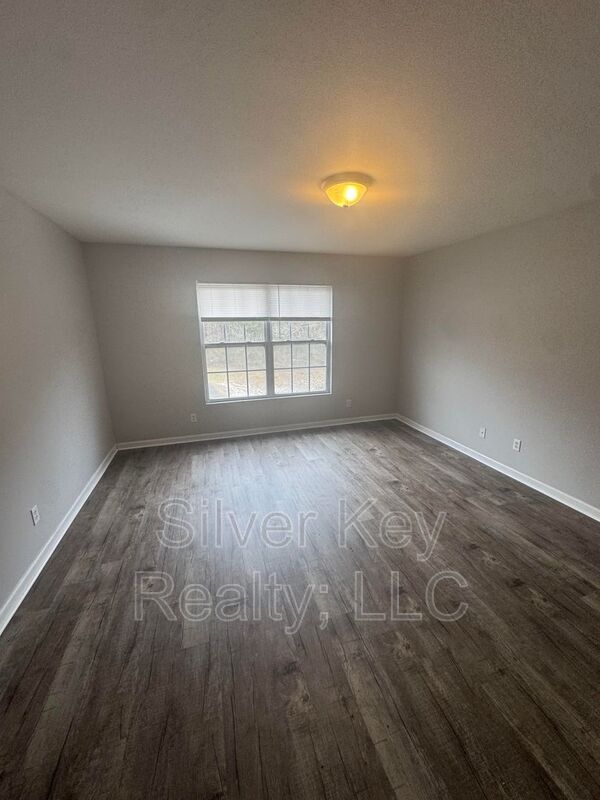 Building Photo - 220 Willow Creek Drive