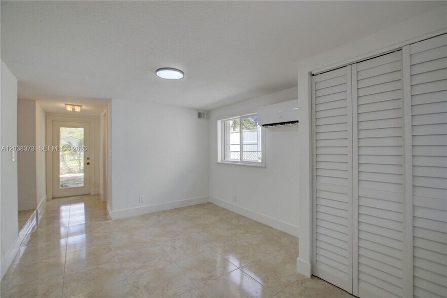 Building Photo - 616 SW 11th Ct
