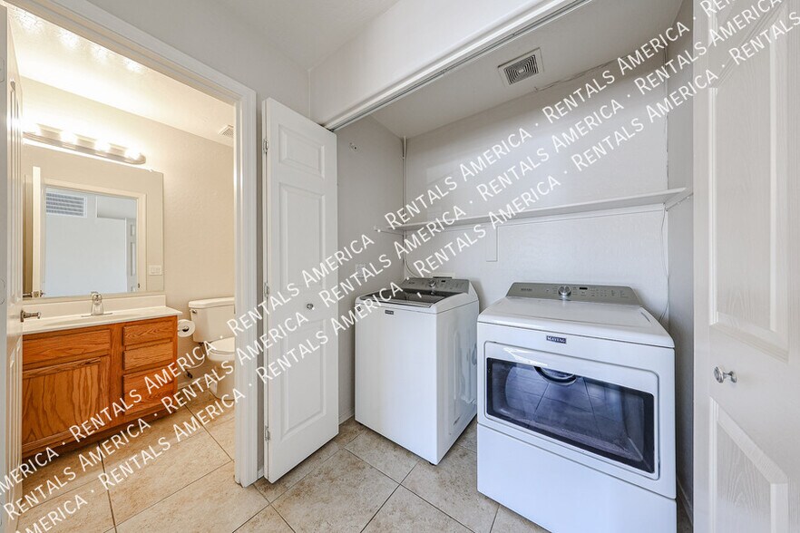Building Photo - 4819 E Whitehall Dr