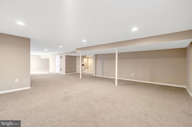 Building Photo - 15053 Doral Pl