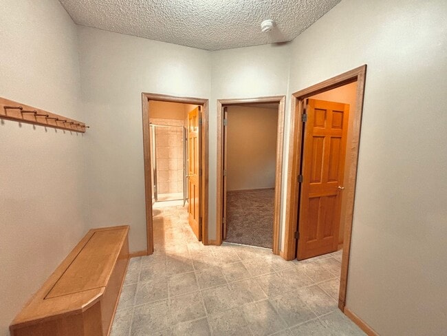 Building Photo - Huge 5 bed home located in Maple Grove!