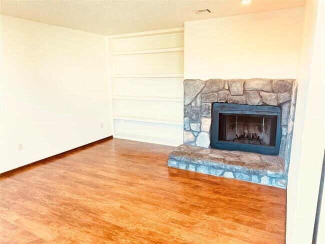 Building Photo - 316 Falcon Ct