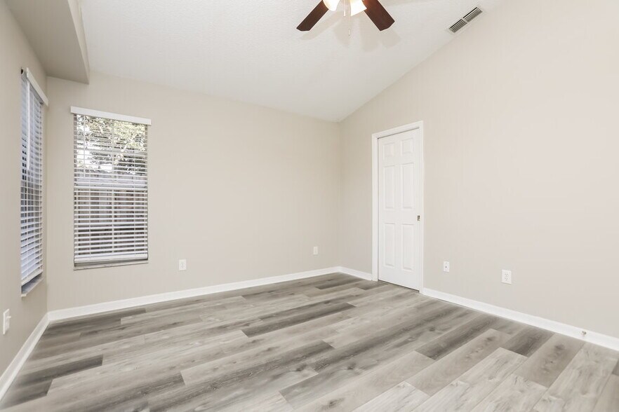 Building Photo - 1533 Oakwood Ct