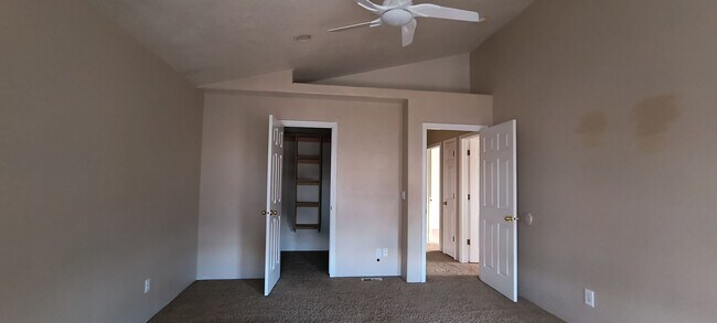 Building Photo - Spacious single family home in a quiet neighborhood