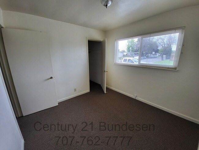 Building Photo - Clean Eastside Petaluma Home - 3BD/2BA ~132 Maria Drive