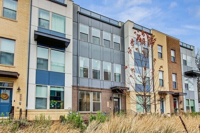 Building Photo - Contemporary 4 bedroom, 3.5 bath Open Concept Townhome!