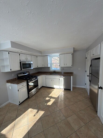 Building Photo - 610 Ives Row