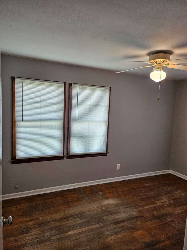 Building Photo - 3 bedroom, 1 bath remodeled home