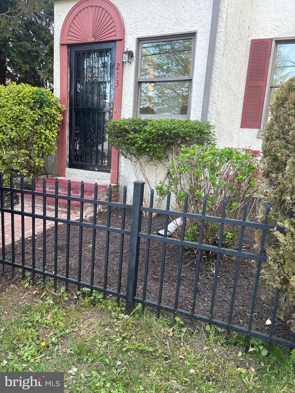 Building Photo - 213 Vernon St