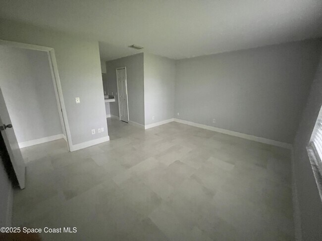 Building Photo - 761 Glencove Ave NW