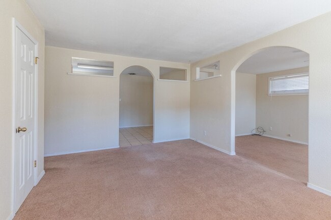 Building Photo - Conveniently located 3 Bedroom with Conver...