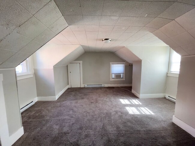 Building Photo - Dishwasher Included