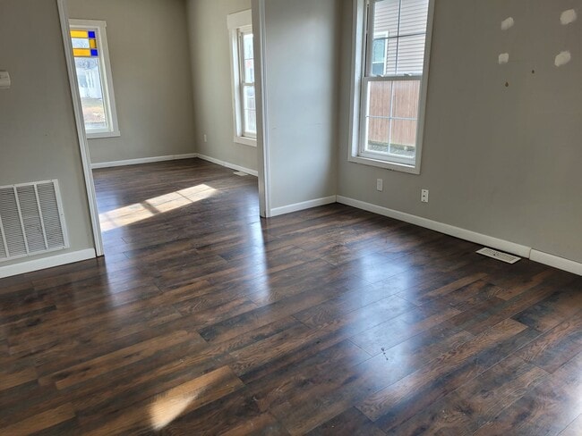 Building Photo - 4 bedroom/2 bath home