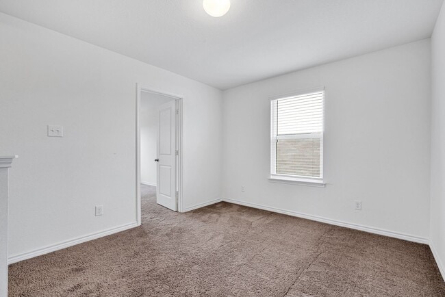 Building Photo - Charming 3 Bed 2.5 Bath Home in Tierra Buena with Community Amenities!