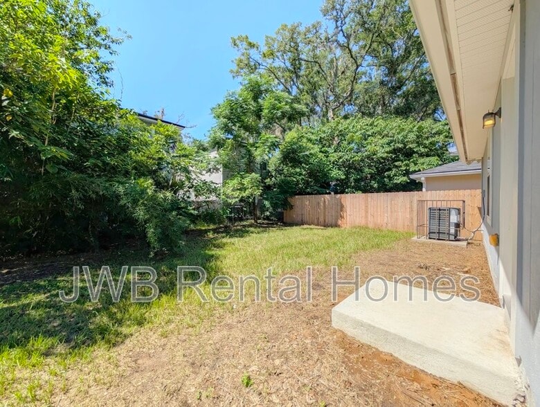 Building Photo - 8216 Eaton Ave