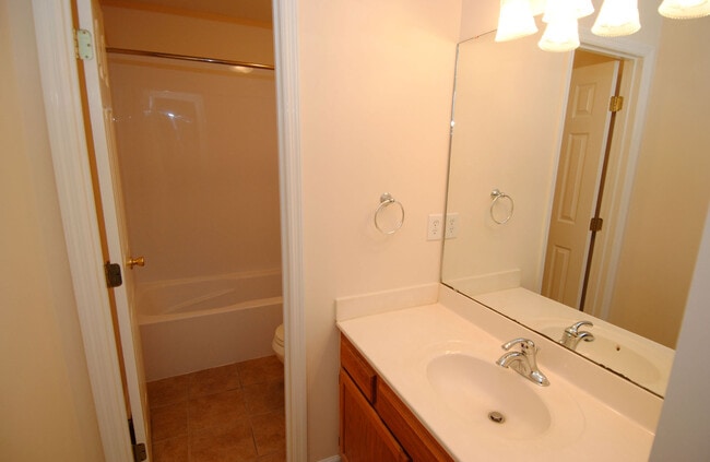 Building Photo - HEATHFIELD HALL- 3BD/2BA Townhome