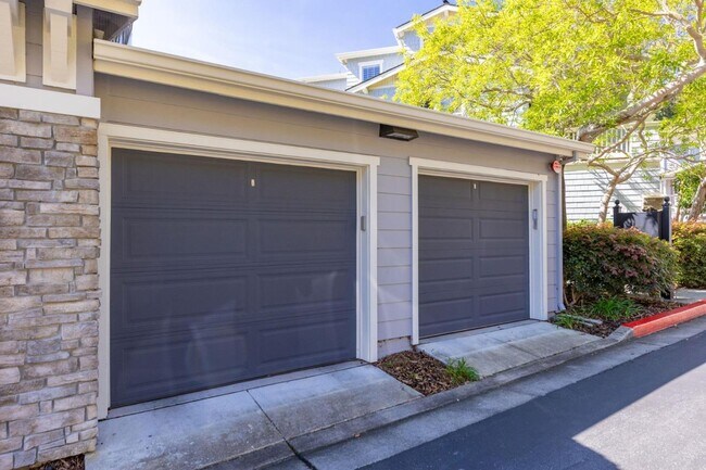 Building Photo - 200 Live Oak Way