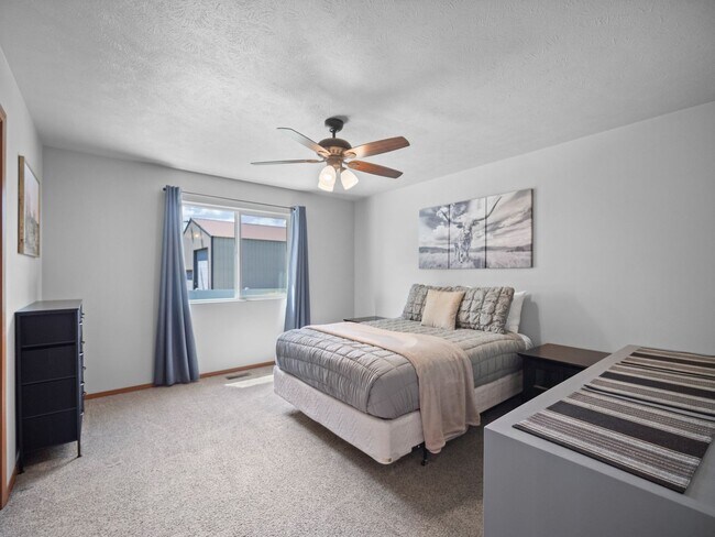 Building Photo - Beautiful home 5MILE/Big Yard & Garage (Furnished)