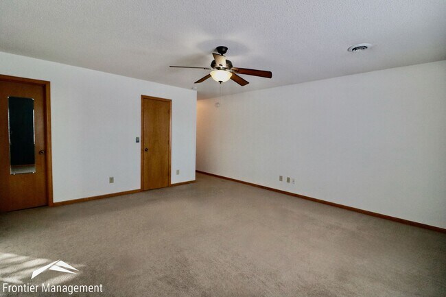 Building Photo - Beautiful 3 bedroom home just minutes from Manhattan and Fort Riley!