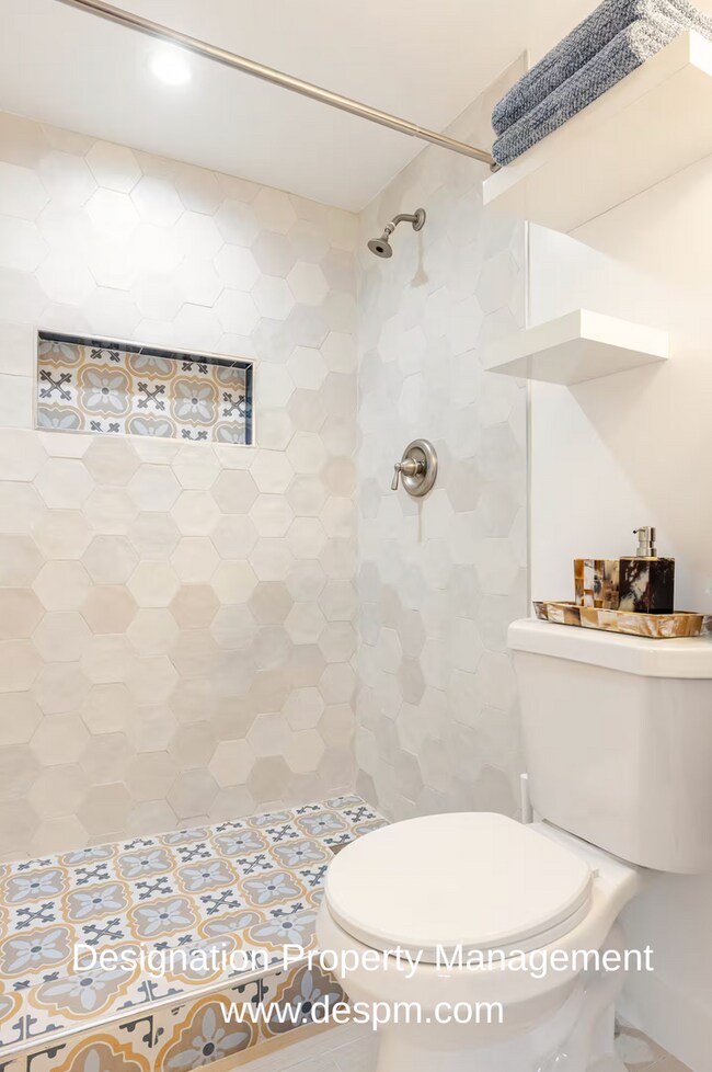 Building Photo - Roy