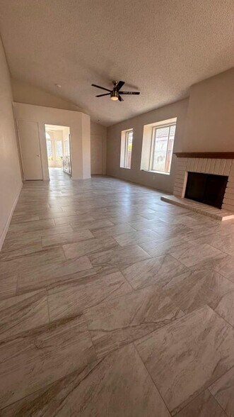 Building Photo - 27364 Family Cir