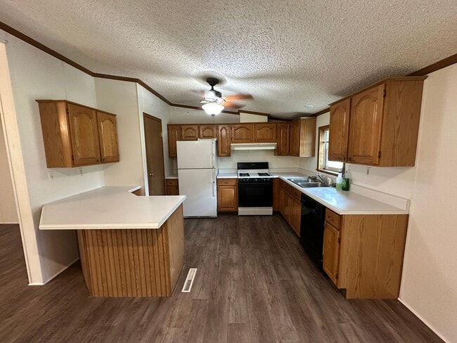Building Photo - $1,250 / Month | 3 Bed · 2 Bath · 1,375 Sq...