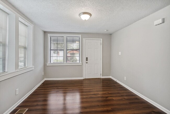 Building Photo - Large Near Downtown 3BR/1BA House For Rent