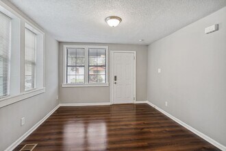 Building Photo - Large Near Downtown 3BR/1BA House For Rent