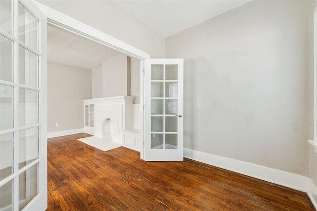 Building Photo - 2609 N Shartel Ave
