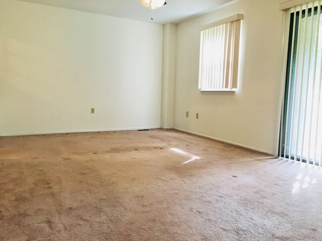 Building Photo - Beautiful 3-Bed/2.5-Bath Townhome in Aston...